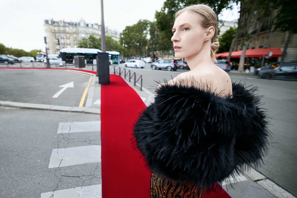 Elie Saab chez H&M : la haute couture beyrouthine descend dans la rue 34 2024 ELIESAAB Guest Designer PR Campaign Landscape Image 3x2 sRGB 300ppi 13