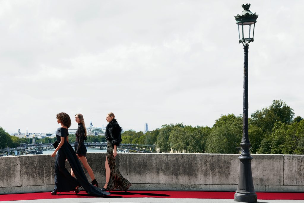 Elie Saab chez H&M : la haute couture beyrouthine descend dans la rue 35 2024 ELIESAAB Guest Designer PR Campaign Landscape Image 3x2 sRGB 300ppi 14