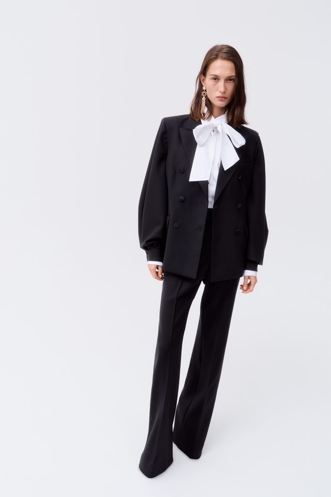 Elie Saab chez H&M : la haute couture beyrouthine descend dans la rue 51 2024 ELIESAABHM Guest Designer PR Portrait Image 2x3 sRGB 300ppi 017