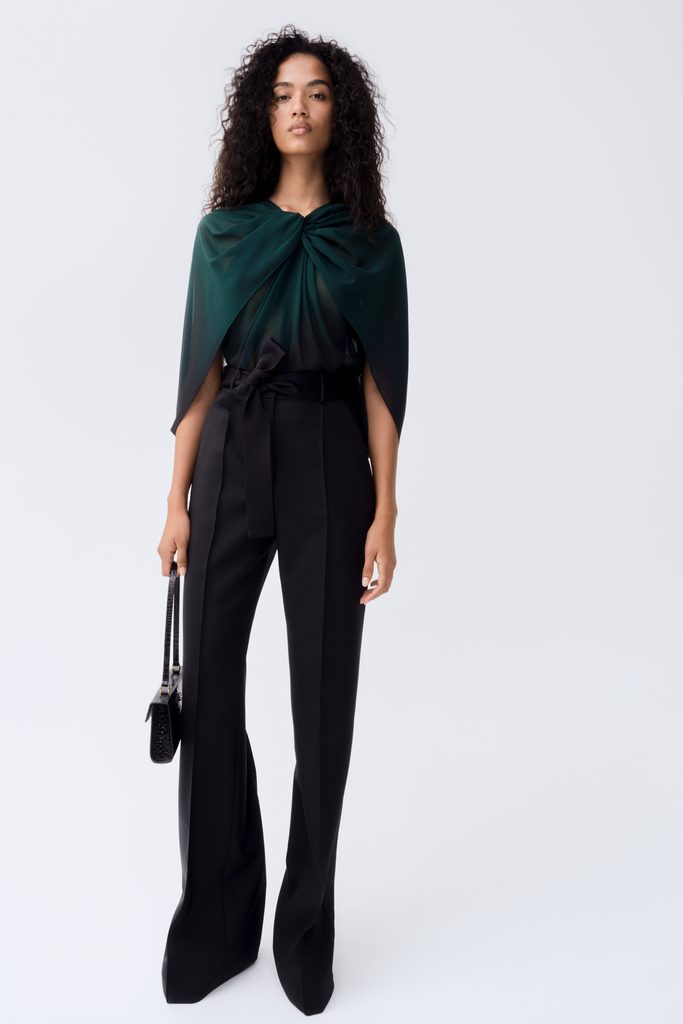Elie Saab chez H&M : la haute couture beyrouthine descend dans la rue 38 2024 ELIESAABHM Guest Designer PR Portrait Image 2x3 sRGB 300ppi 02
