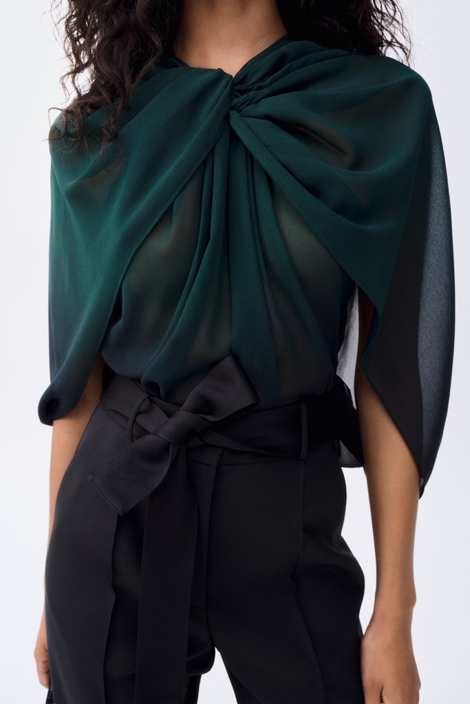 Elie Saab chez H&M : la haute couture beyrouthine descend dans la rue 39 2024 ELIESAABHM Guest Designer PR Portrait Image 2x3 sRGB 300ppi 03