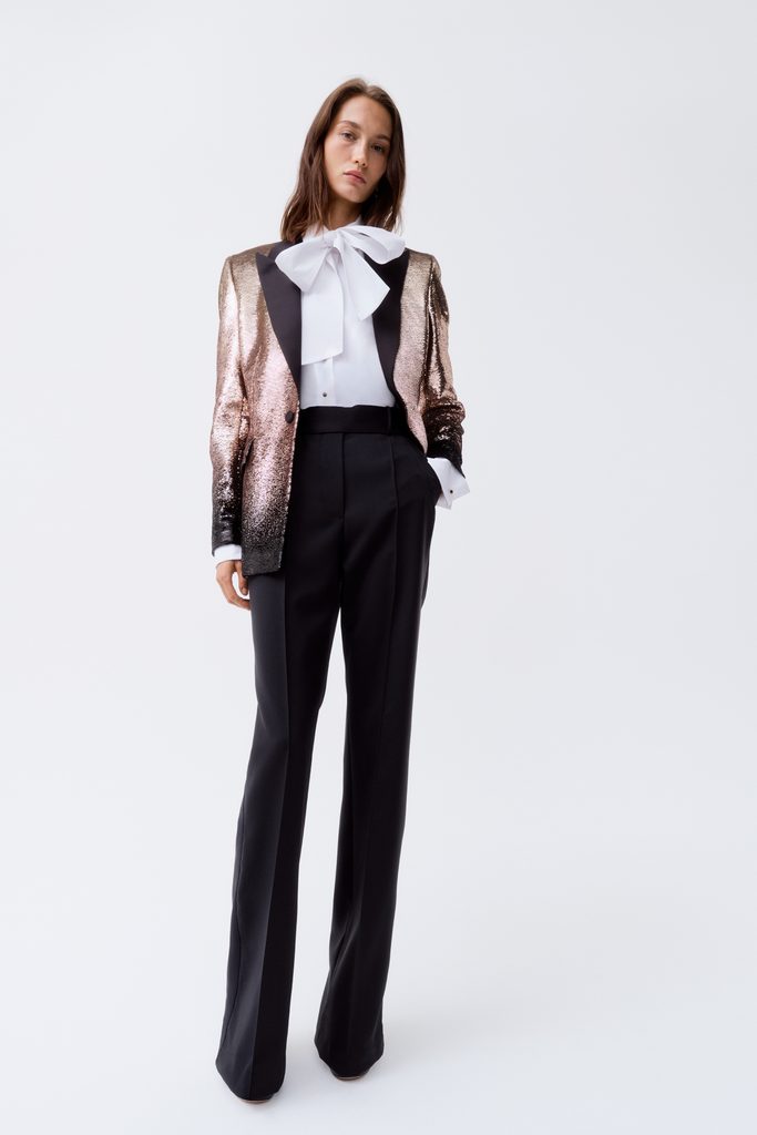 Elie Saab chez H&M : la haute couture beyrouthine descend dans la rue 43 2024 ELIESAABHM Guest Designer PR Portrait Image 2x3 sRGB 300ppi 07