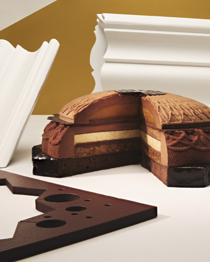 La Maison du Chocolat construit son Noël autour d'un lustre en chocolat noir 25 25 NOEL RGB HD 4 5 LMDC ©LEONARD OLIVIERO