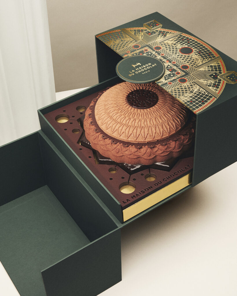 La Maison du Chocolat construit son Noël autour d'un lustre en chocolat noir 26 27 NOEL RGB HD 4 5 LMDC ©LEONARD OLIVIERO
