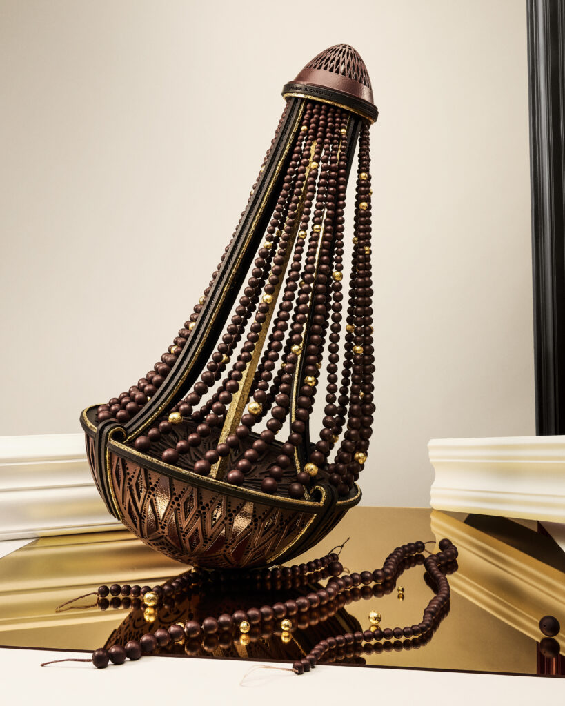 La Maison du Chocolat construit son Noël autour d'un lustre en chocolat noir 29 31 NOEL RGB HD 4 5 LMDC ©LEONARD OLIVIERO