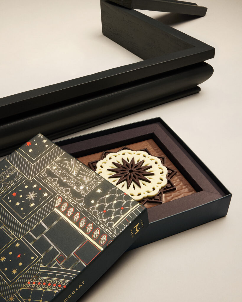 La Maison du Chocolat construit son Noël autour d'un lustre en chocolat noir 30 34 NOEL RGB HD 4 5 LMDC ©LEONARD OLIVIERO