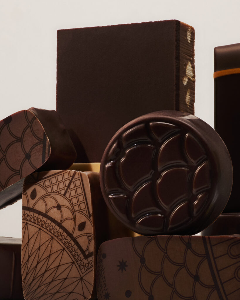 La Maison du Chocolat construit son Noël autour d'un lustre en chocolat noir 31 37 NOEL RGB HD 4 5 LMDC ©LEONARD OLIVIERO