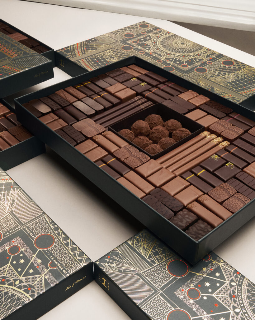 La Maison du Chocolat construit son Noël autour d'un lustre en chocolat noir 32 39 NOEL RGB HD 4 5 LMDC ©LEONARD OLIVIERO
