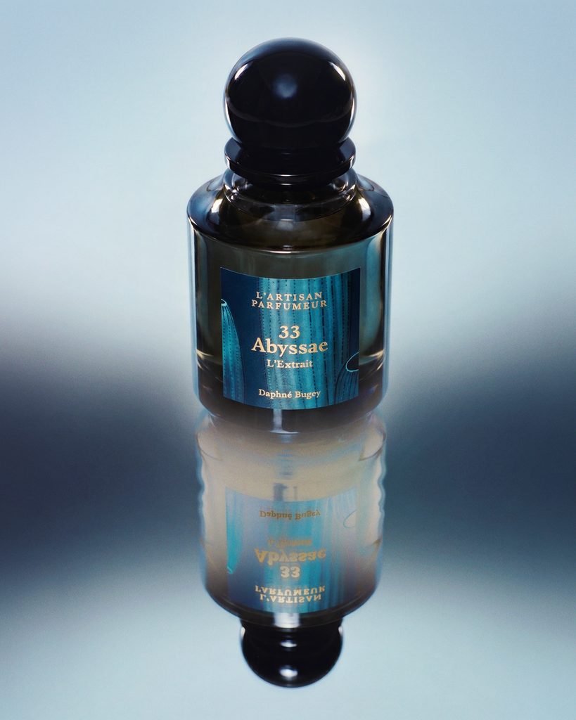 L'Artisan Parfumeur explore les profondeurs marines avec Abyssae L'Extrait 27 ABYSSAE L EXTRAIT DIGITAL ONLY EXTRA 1 UNBRANDED 4x5 HD