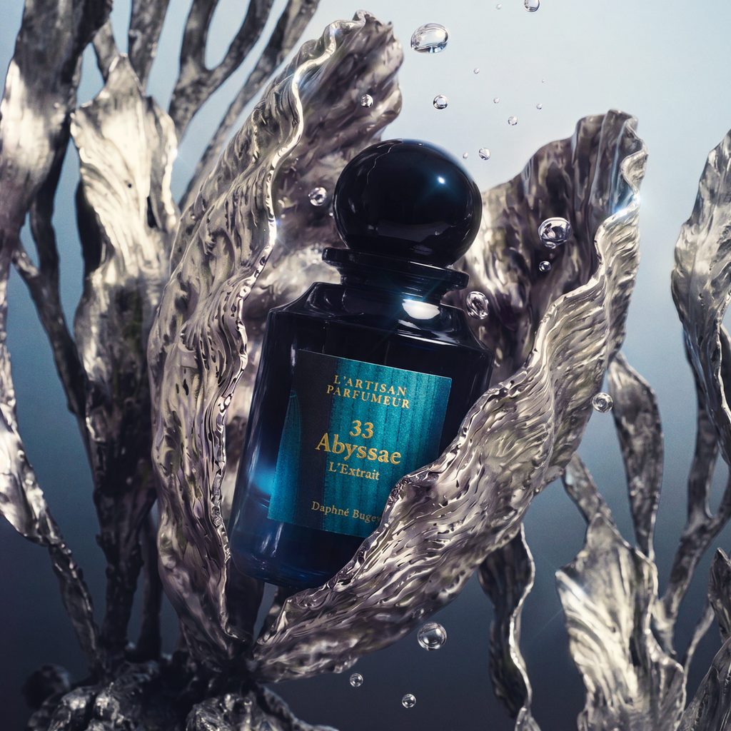 L'Artisan Parfumeur explore les profondeurs marines avec Abyssae L'Extrait 31 ABYSSAE L EXTRAIT DIGITAL ONLY HERO LIFESTYLE UNBRANDED 1x1 HD