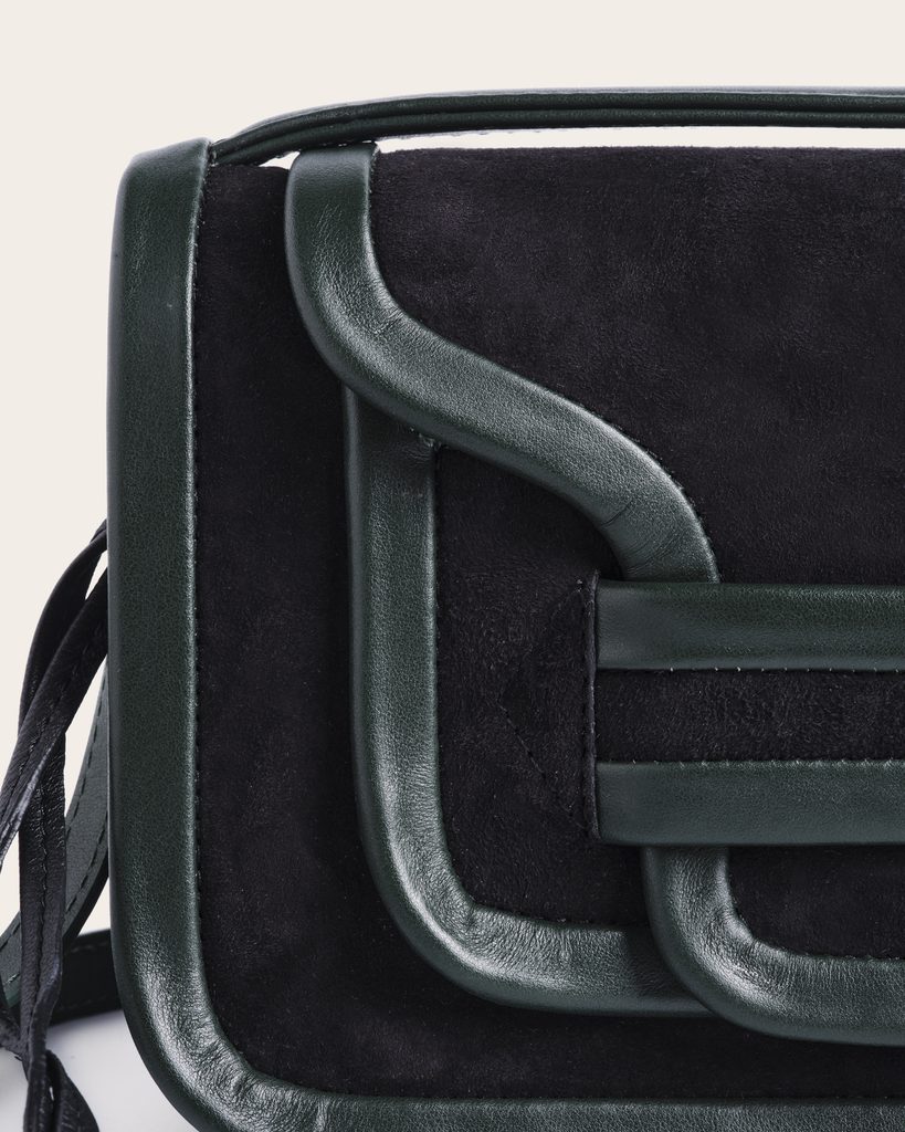 L'Alpha, ou la géométrie comme terrain commun 45 ACBA0699 CSTM 709 SUEDE KID CALF BLACK DAKR GREEN ALPHA MAXI LEATHER BAG bags6991