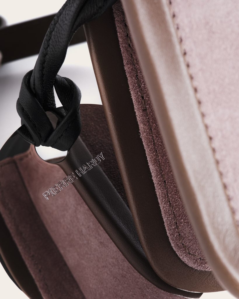 L'Alpha, ou la géométrie comme terrain commun 50 ACBA0700 CSTM 708 SUEDE CALF CALF DUSTY PINK LIGHT BROWN CAMEL ALPHA HANDBAG SMALL LEATHER BAG 819x1024 1