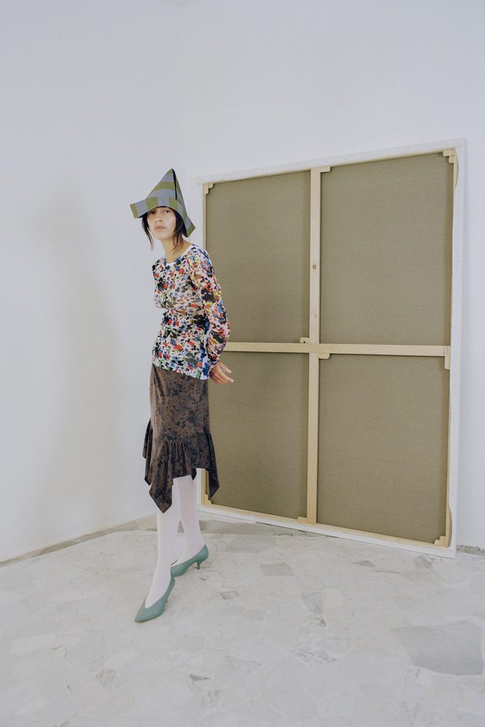 Arthur Arbesser recycle ses archives et invente une mode qui s'arrête quand le tissu s'épuise 25 ArthurArbesser FW26 LOOK 01©ClaudiaFerri