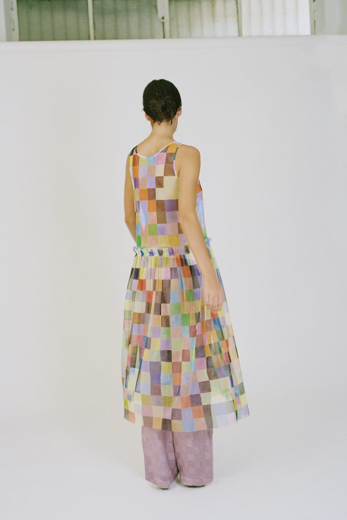 Arthur Arbesser recycle ses archives et invente une mode qui s'arrête quand le tissu s'épuise 27 ArthurArbesser FW26 LOOK 03©ClaudiaFerri