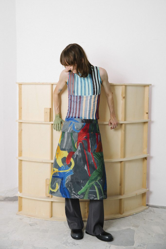 Arthur Arbesser recycle ses archives et invente une mode qui s'arrête quand le tissu s'épuise 34 ArthurArbesser FW26 LOOK 10©ClaudiaFerri