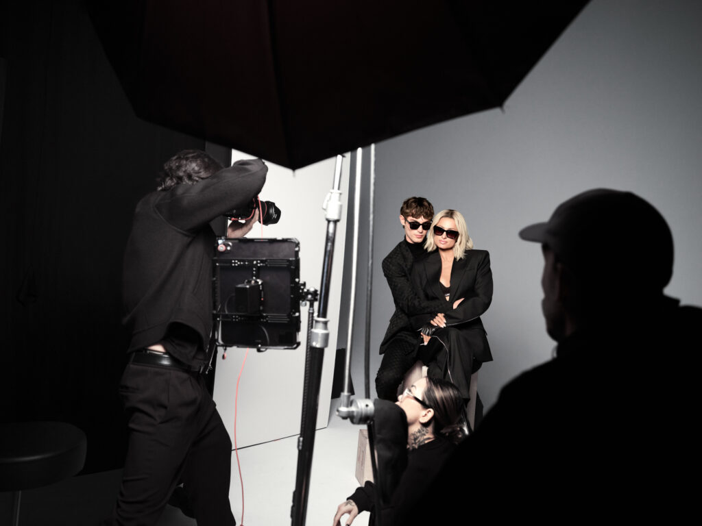 Paris Hilton et NOT-KARL, le duo inattendu de Karl Lagerfeld pour l'automne-hiver 2026 34 BTS 7 KL Paris Hilton Kit Butler ©John Jay