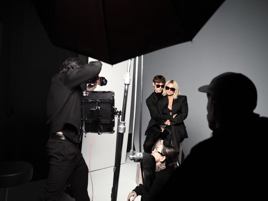 Paris Hilton et NOT-KARL, le duo inattendu de Karl Lagerfeld pour l'automne-hiver 2026 25 BTS KL Paris Hilton Kit Butler ©John Jay