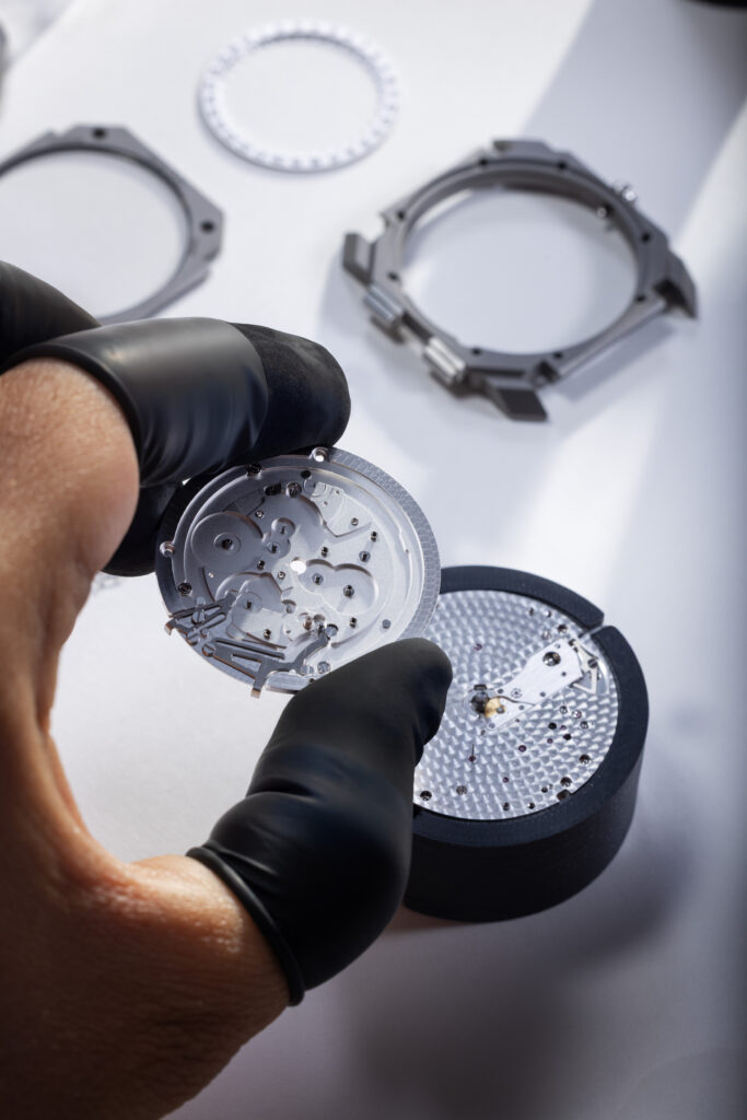 Bvlgari fait du titane un manifeste, pas un simple choix technique 56 Bvlgari 2026 Octo Finissimo Dual Time X V.Halter 104356 Craft 005