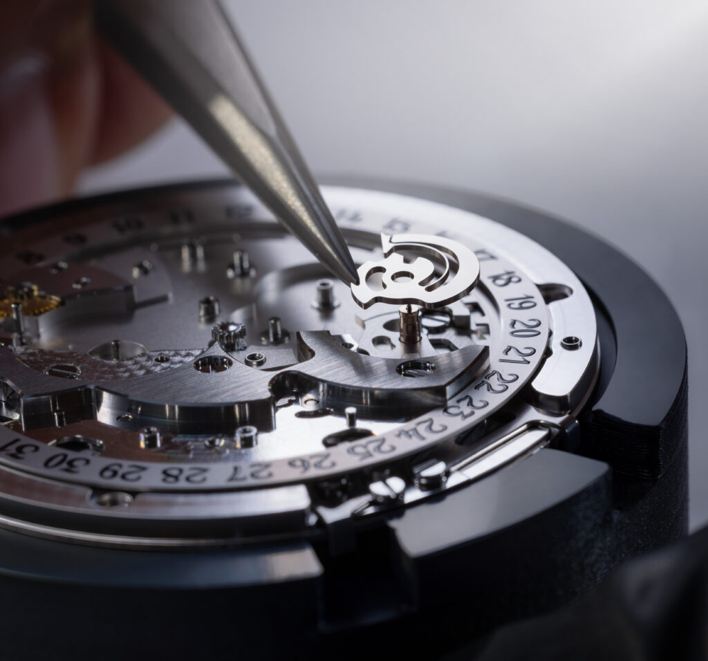 Bvlgari fait du titane un manifeste, pas un simple choix technique 63 Bvlgari 2026 Octo Finissimo Dual Time X V.Halter 104356 Craft 008