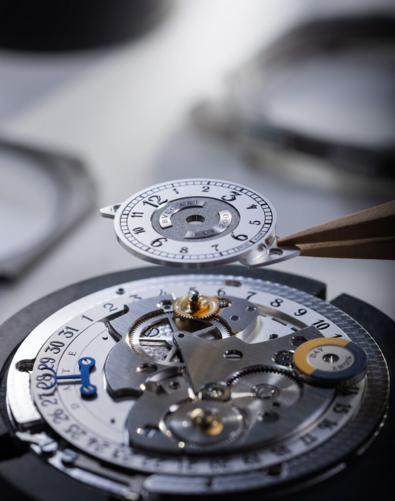Bvlgari fait du titane un manifeste, pas un simple choix technique 52 Bvlgari 2026 Octo Finissimo Dual Time X V.Halter 104356 Craft 012