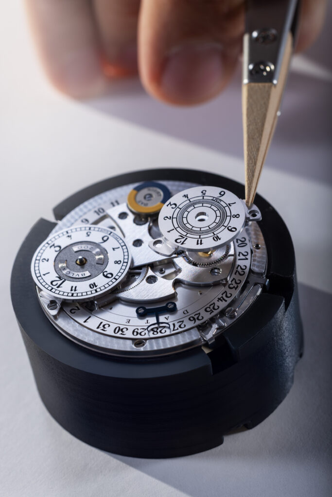 Bvlgari fait du titane un manifeste, pas un simple choix technique 55 Bvlgari 2026 Octo Finissimo Dual Time X V.Halter 104356 Craft 013