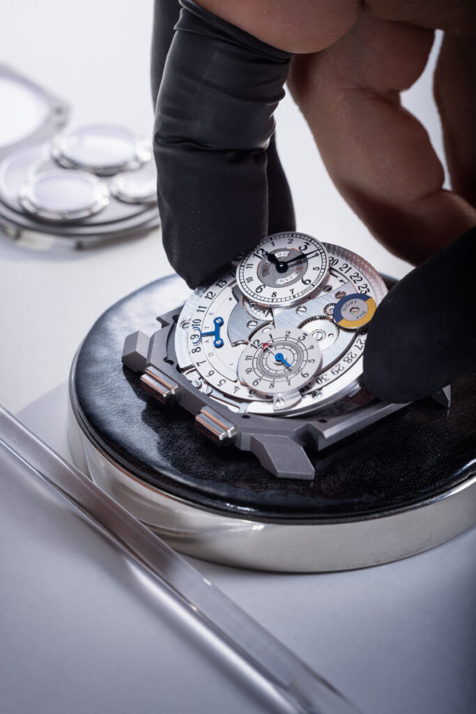 Bvlgari fait du titane un manifeste, pas un simple choix technique 51 Bvlgari 2026 Octo Finissimo Dual Time X V.Halter 104356 Craft 016