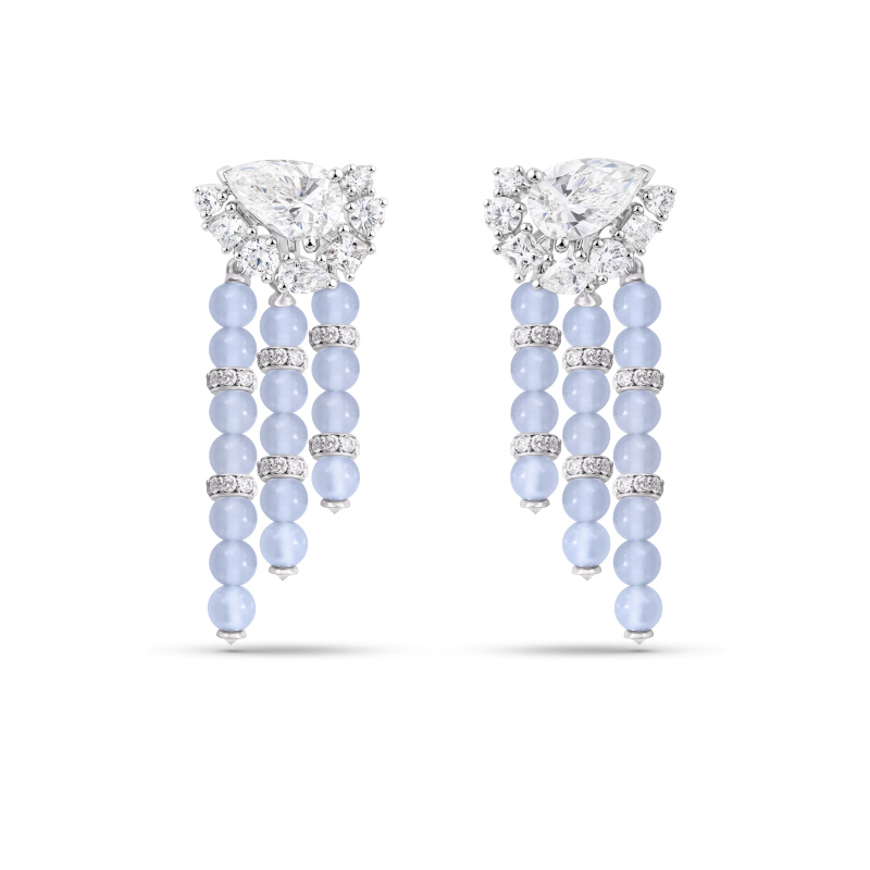 De Beers London : Vibrations fait de l’eau une matière joaillière 29 CASCADE BEADED EARRINGS 1 BOTH EARRINGS