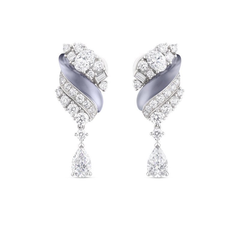De Beers London : Vibrations fait de l’eau une matière joaillière 31 CASCADE DROP EARRINGS J13491 MAIN 1 BOTH EARRINGS