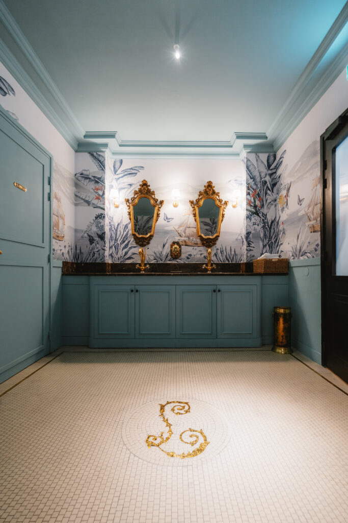 Café Lapérouse s'installe à La Vallée Village : l'art de vivre parisien fait escale 25 Cafe Laperouse bathroom 1