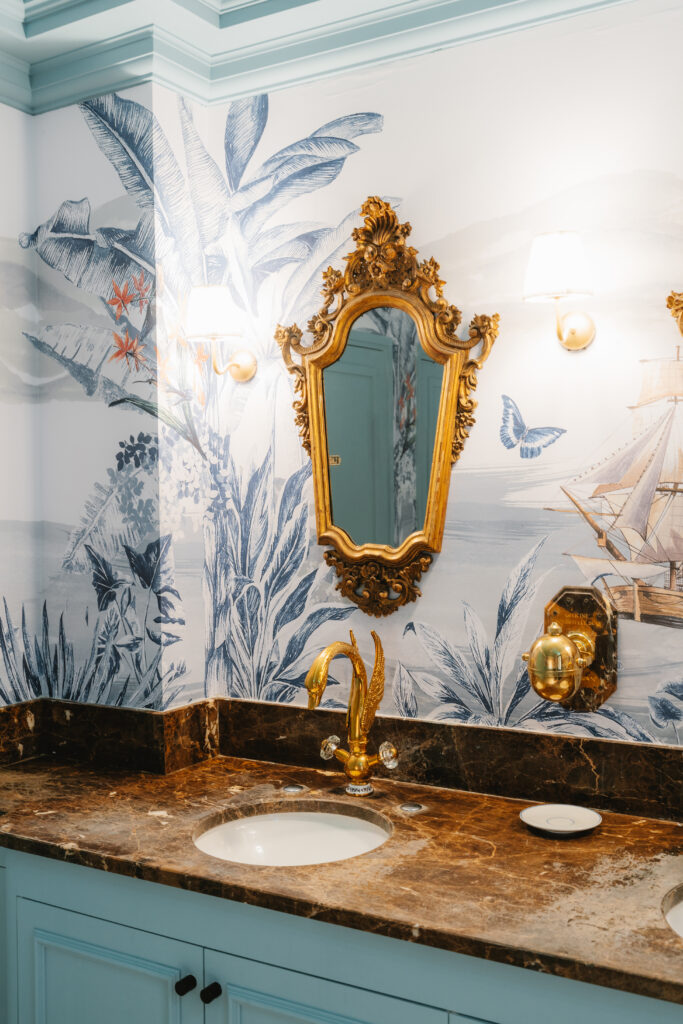 Café Lapérouse s'installe à La Vallée Village : l'art de vivre parisien fait escale 26 Cafe Laperouse bathroom 3