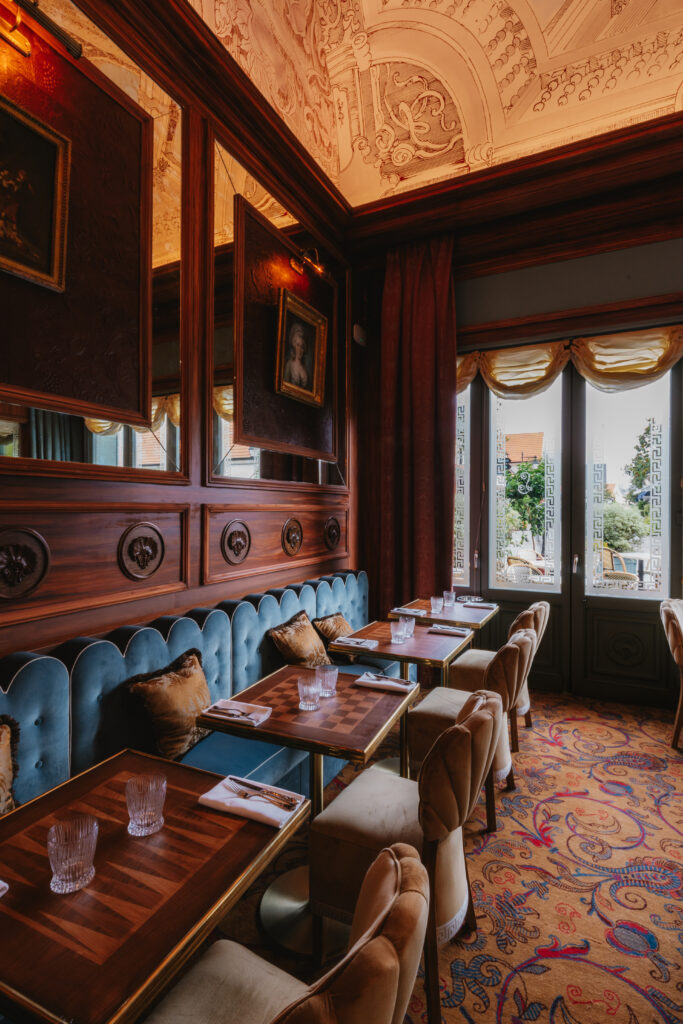 Café Lapérouse s'installe à La Vallée Village : l'art de vivre parisien fait escale 33 Cafe Laperouse mainroom 3