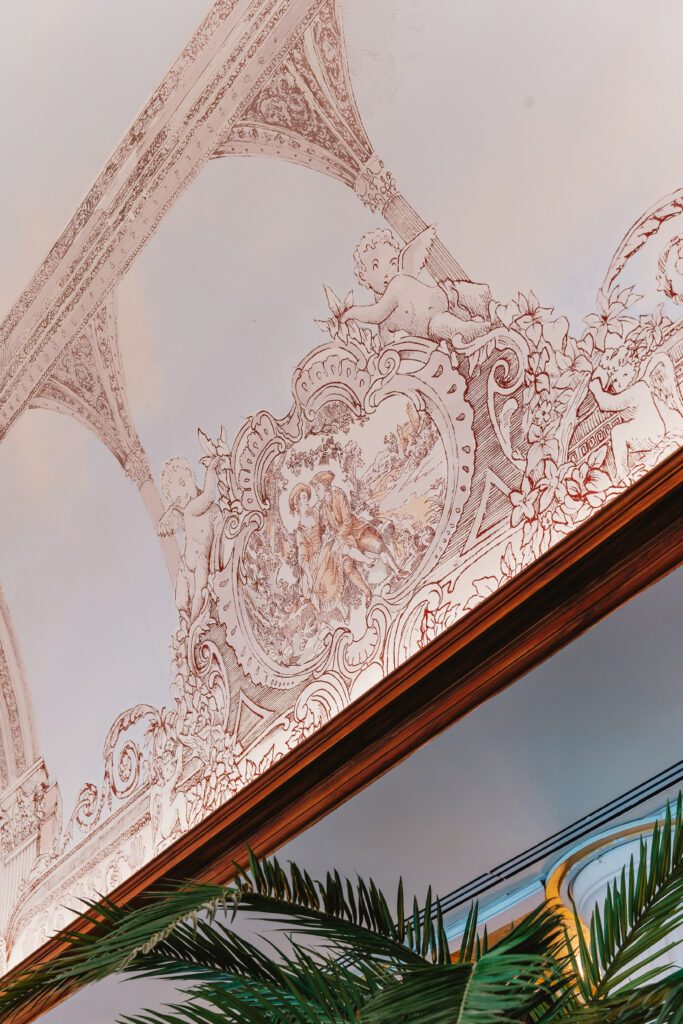 Café Lapérouse s'installe à La Vallée Village : l'art de vivre parisien fait escale 80 Cafe Laperouse mainroom 56