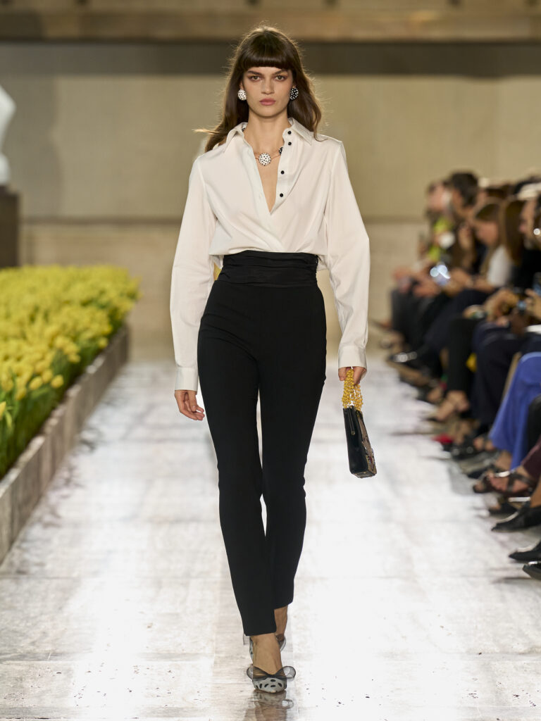 Carolina Herrera fête ses 45 ans avec Warhol, le New Yorker et Taffin 63 Carolina Herrera S27 Look 002 3X4