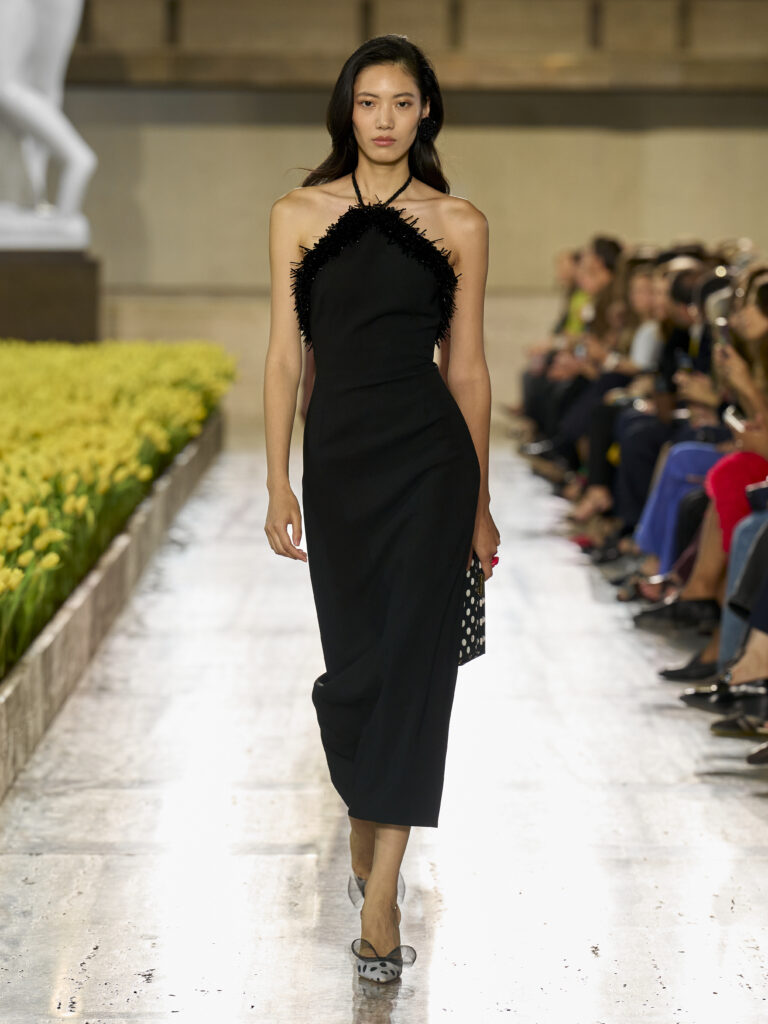 Carolina Herrera fête ses 45 ans avec Warhol, le New Yorker et Taffin 59 Carolina Herrera S27 Look 003 3X4