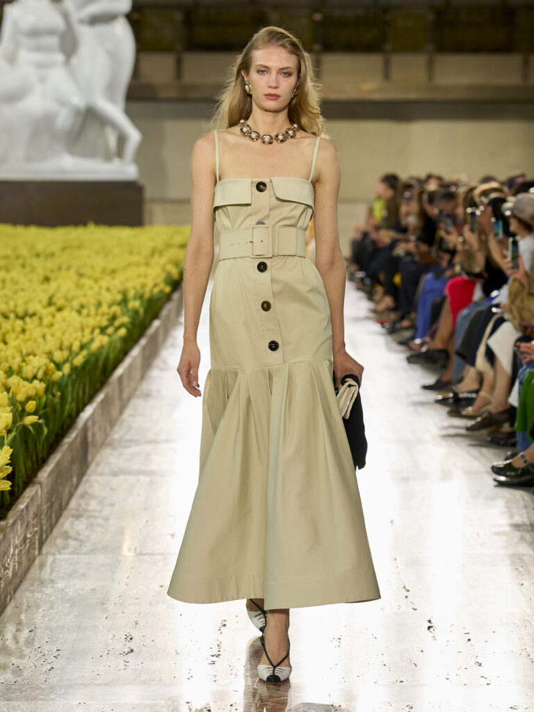 Carolina Herrera fête ses 45 ans avec Warhol, le New Yorker et Taffin 62 Carolina Herrera S27 Look 012 3X4