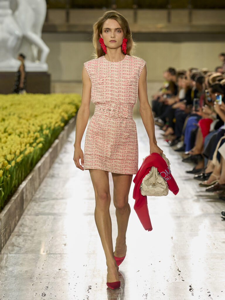 Carolina Herrera fête ses 45 ans avec Warhol, le New Yorker et Taffin 57 Carolina Herrera S27 Look 025 3X4