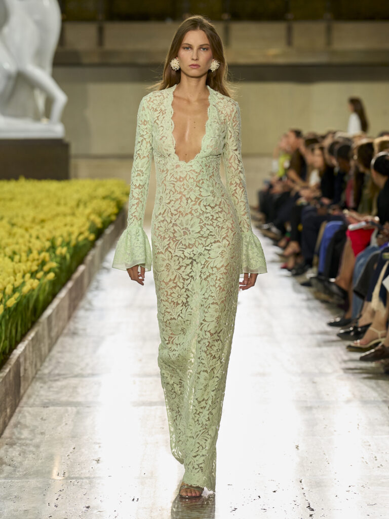 Carolina Herrera fête ses 45 ans avec Warhol, le New Yorker et Taffin 67 Carolina Herrera S27 Look 034 3X4