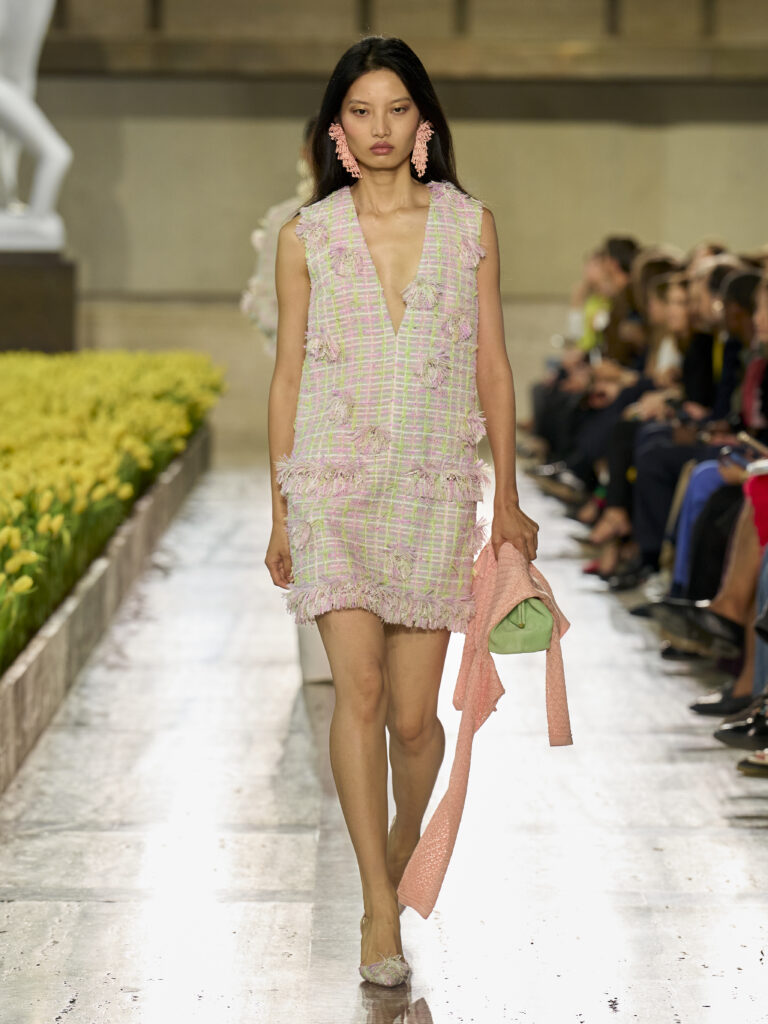 Carolina Herrera fête ses 45 ans avec Warhol, le New Yorker et Taffin 58 Carolina Herrera S27 Look 035 3X4
