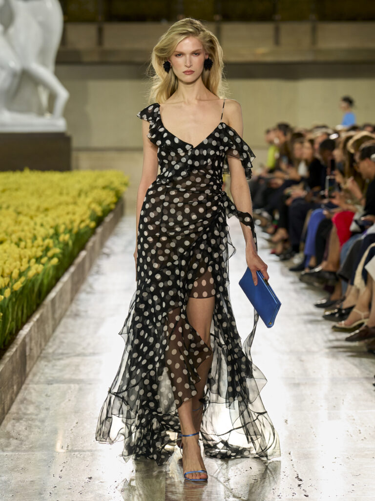 Carolina Herrera fête ses 45 ans avec Warhol, le New Yorker et Taffin 66 Carolina Herrera S27 Look 046 3X4