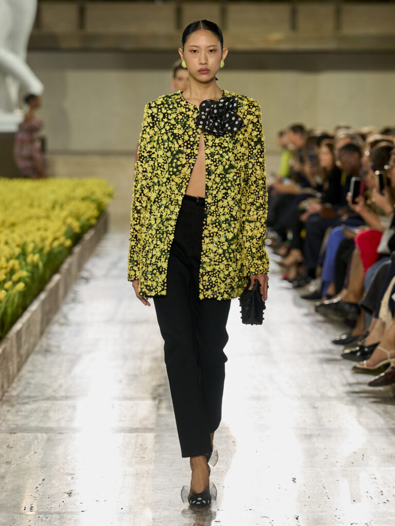 Carolina Herrera fête ses 45 ans avec Warhol, le New Yorker et Taffin 55 Carolina Herrera S27 Look 047 3X4