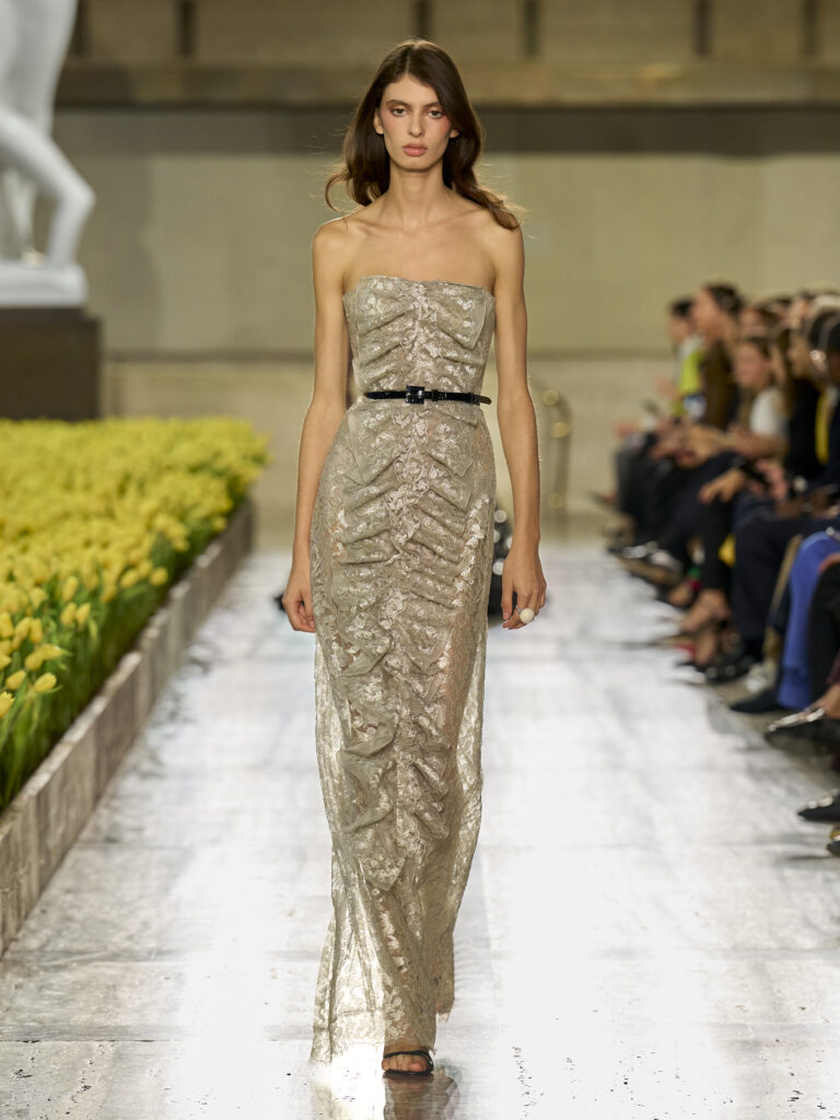 Carolina Herrera fête ses 45 ans avec Warhol, le New Yorker et Taffin 65 Carolina Herrera S27 Look 056 3X4