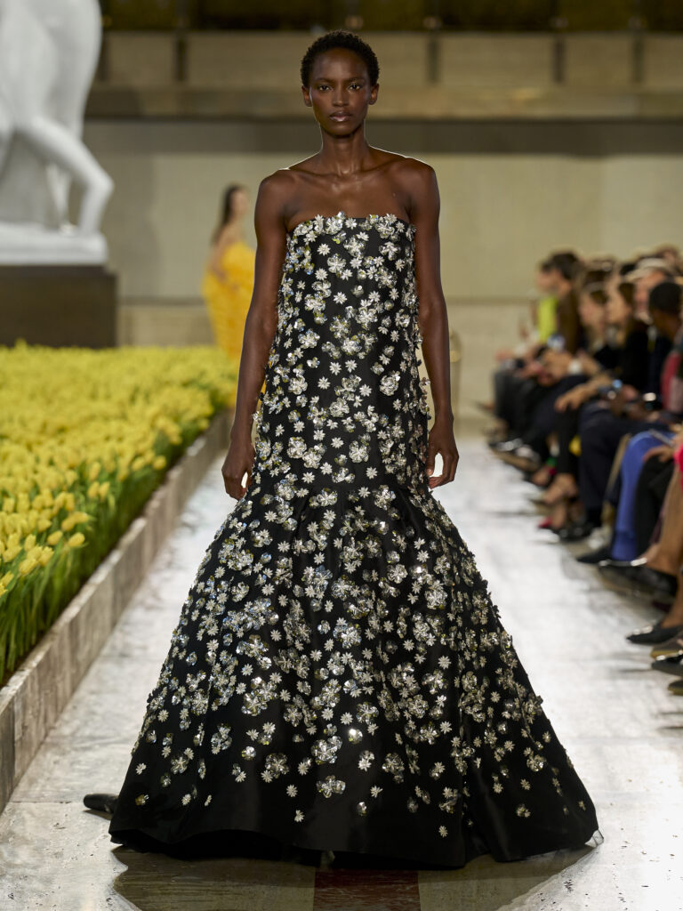 Carolina Herrera fête ses 45 ans avec Warhol, le New Yorker et Taffin 56 Carolina Herrera S27 Look 057 3X4
