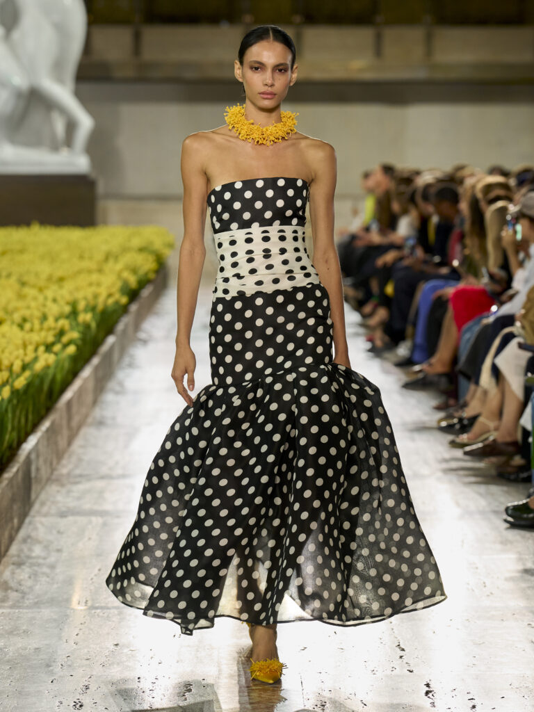 Carolina Herrera fête ses 45 ans avec Warhol, le New Yorker et Taffin 64 Carolina Herrera S27 Look 060 3X4