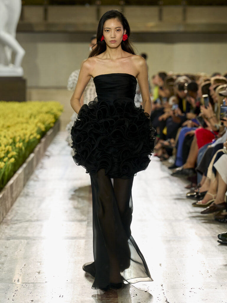 Carolina Herrera fête ses 45 ans avec Warhol, le New Yorker et Taffin 61 Carolina Herrera S27 Look 061 3X4
