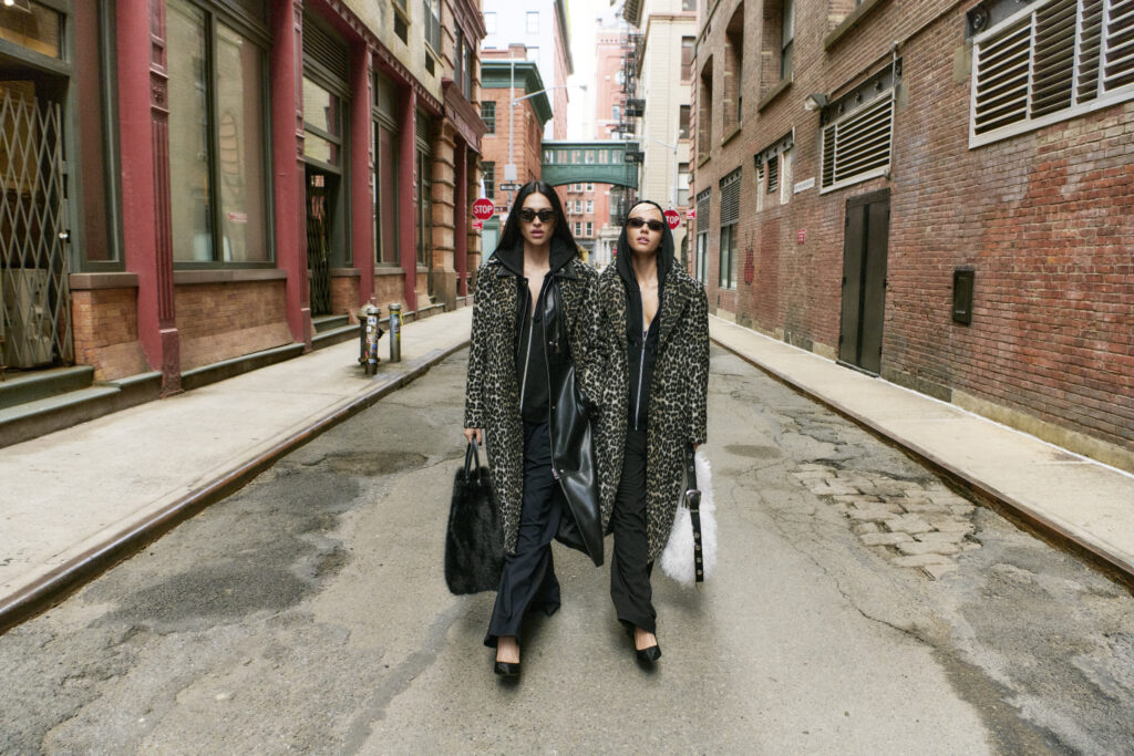 DKNY confie New York à deux visages qui se répondent 27 DKNY FW26 CAMPAIGN SHOT 04A