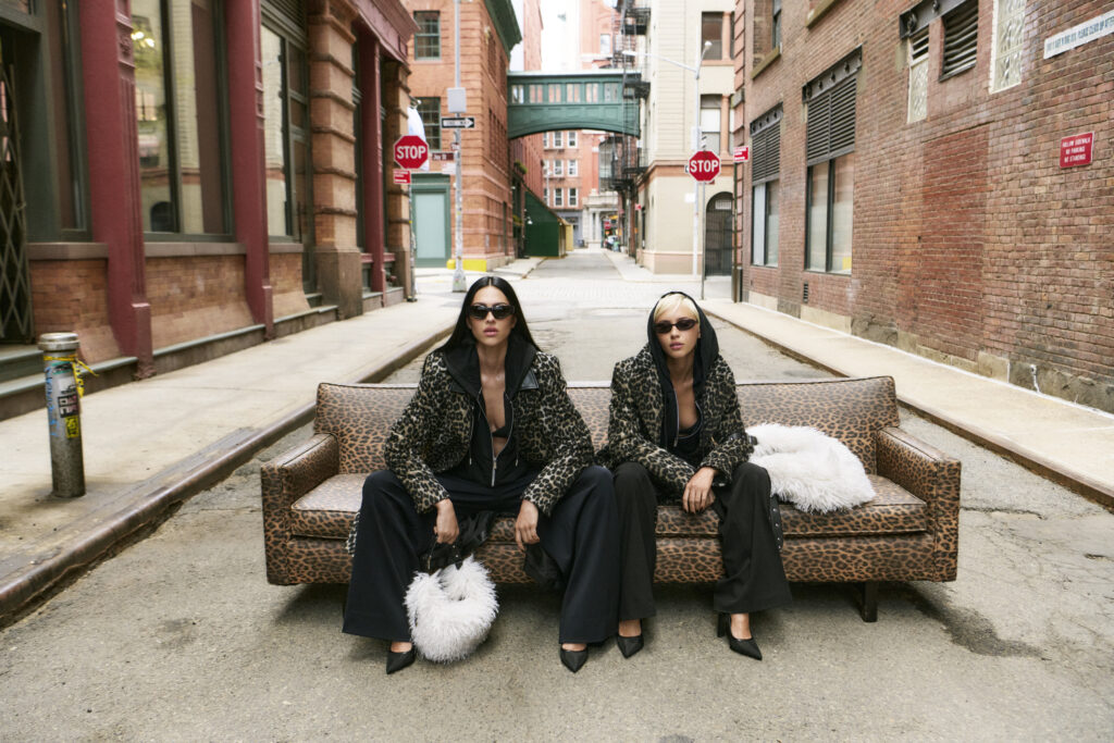 DKNY confie New York à deux visages qui se répondent 28 DKNY FW26 CAMPAIGN SHOT 04B