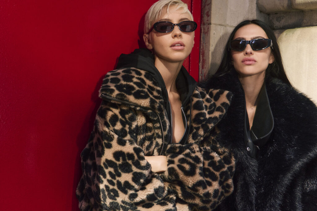 DKNY confie New York à deux visages qui se répondent 34 DKNY FW26 CAMPAIGN SHOT 09B