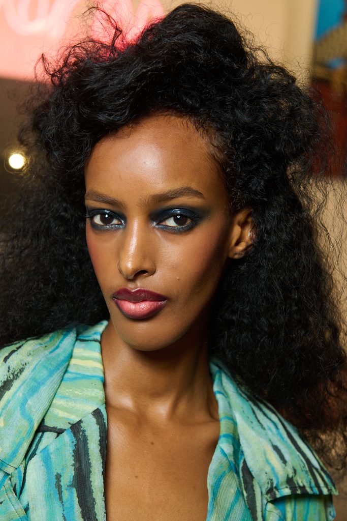 Chez Diane von Furstenberg, Estée Lauder maquille le retour d'une maison 25 DVF SS27 1049