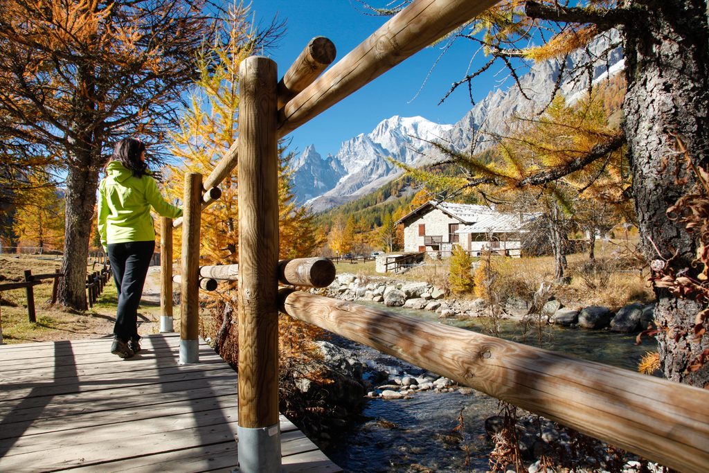 Vallée d'Aoste : l'automne, saison discrète des Alpes italiennes 26 Escursionista Val Ferret Courmayeur ©Vallee d Aoste Tourisme