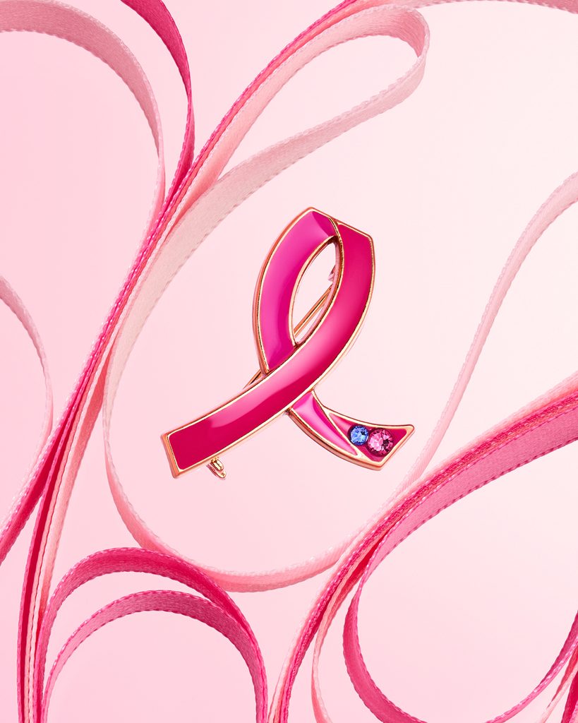 Chez Estée Lauder, le Ruban Rose a son économie 28 FL26 DIGITAL Pink Ribbon Still Pin 061 1080x1350